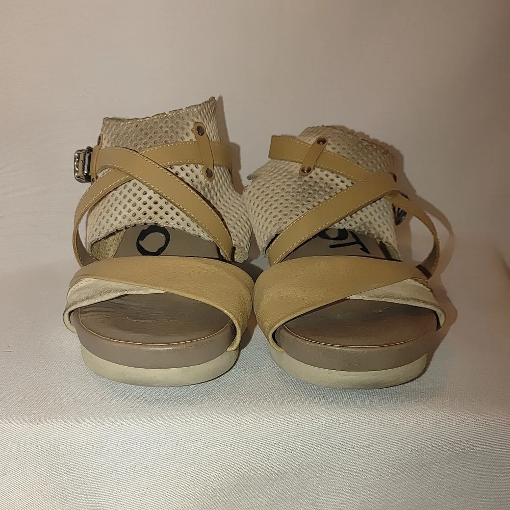 OTBT Take Off Perforated Tan Cream  Leather Chunky Heeled Sandals Comfort Size 8